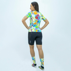 Conjunto de Ciclismo Feminino Camisa e Meia Funny Colorfull Ride + Bermuda Race Carbon Foto com Modelo Costas