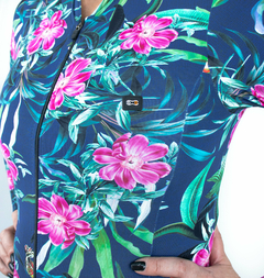 Kit com Camisa Funny Blueish Nature, Meia e Bermuda Light Bag Feminina Foto com Modelo Detalhes