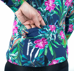 Kit com Camisa Funny Blueish Nature, Meia e Bermuda Light Bag Feminina Foto com Modelo Detalhes