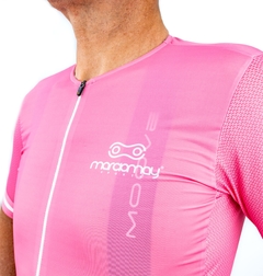 Camisa Ciclismo Márcio May Pro Deep Pink Foto com Modelo Detalhes