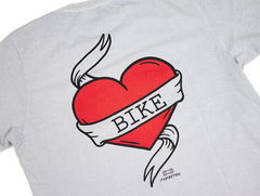 Camiseta Feminina Marcio May Coração Bike Detalhes