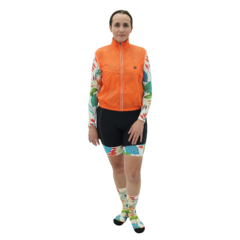 Colete Corta Vento de Ciclismo Feminino Márcio May Pro Orange Foto com Modelo