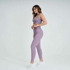 Modelo usando calça legging feminina rosa mescla da Marcio May Sports, com detalhe em branco e tênis branco.