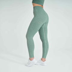 Calça legging feminina verde mescla da marca Marcio May Sports, vista lateral, destacando o design e o caimento.