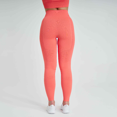 Calça legging feminina laranja, vista traseira, com modelo de cintura alta e ajuste justo.