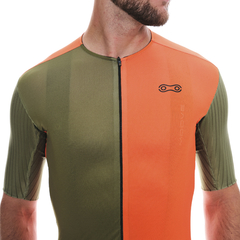 Kit Camisa Highline Mix Trail com Bretelle Moove Verde Militar Masculino Foto com Modelo Detalhes