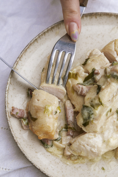 Pechuga de pollo con crema de verdeo y panceta ahumada en internet