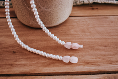 Collar Valentina - perlas vegan y cuarzo rosa. - tienda online