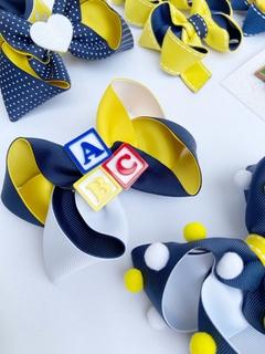 Laço Alice escolar com aplique ABC - comprar online