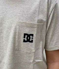 Remera DC Pocket Crudo - comprar online