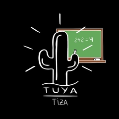 Diseño de una camiseta con un cactus y una pizarra que muestra una suma simple, con el texto "TUYA TIZA".