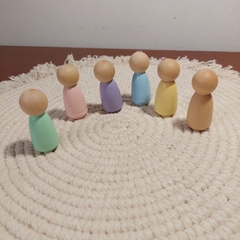 Set Pequeños personajes / Muñecos madera maciza color pastel