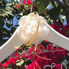Cabide Branco com Flor de Organza - Rainha dos Cabides