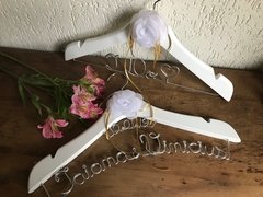 Cabide Branco com Flor de Organza