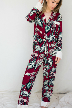 Pijama Camisa manga larga y pantalón bordo con puños y cuello en sedita crema - comprar online