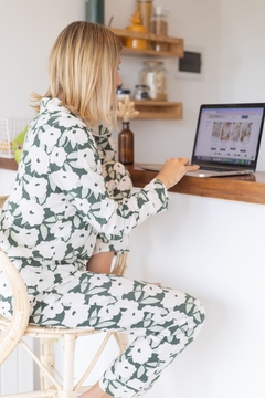 Camisa manga larga y pantalón verde seco flores crema - tienda online