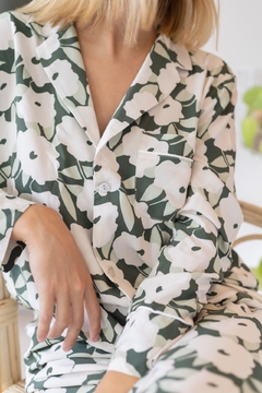 Camisa manga larga y pantalón verde seco flores crema - comprar online