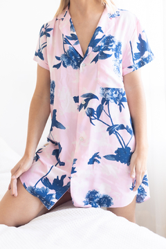 Camisón manga corta rosa flores azules - comprar online