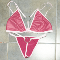 Conjunto engomado simil cuero con corazones de metal fucsia