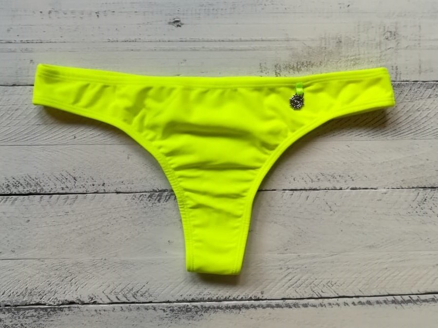 Colaless amarillo 2025