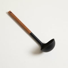 CUCHARON DE NYLON NEGRO CON ACERO Y MADERA