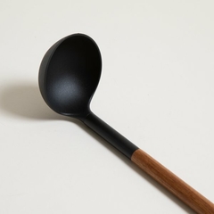 CUCHARON DE NYLON NEGRO CON ACERO Y MADERA - comprar online