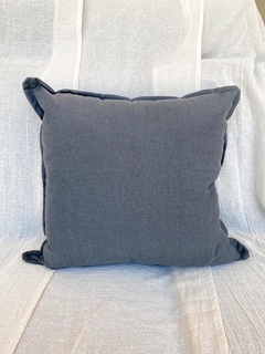 ALMOHADON TUSOR GRIS OSCURO CON PESTAÑA 50X50