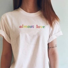 Camiseta Sabrina Carpenter "Almost Love"