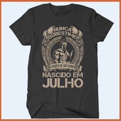 Camiseta Nunca subestime o poder de um homem nascido em julho