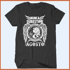 Camiseta Nunca subestime o poder de uma mulher nascida em agosto