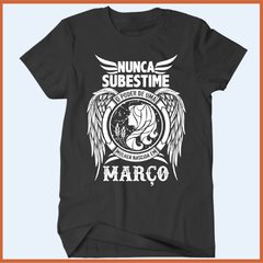 Camiseta Nunca subestime o poder de uma mulher nascida em março - comprar online