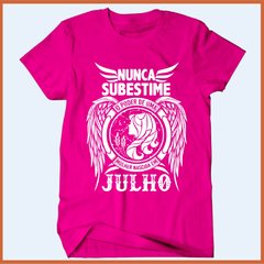 Camiseta Nunca subestime o poder de uma mulher nascida em julho - comprar online