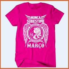 Camiseta Nunca subestime o poder de uma mulher nascida em março na internet