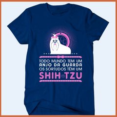 Camiseta Todo mundo tem um anjo da guarda os sortudos têm um shihtzu na internet