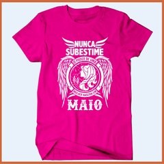 Camiseta Nunca subestime o poder de uma mulher nascida em maio na internet