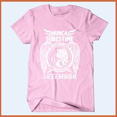 Camiseta Nunca subestime o poder de uma mulher nascida em setembro na internet