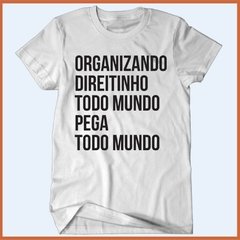 Camiseta - Organizando direitinho todo mundo se pega - comprar online