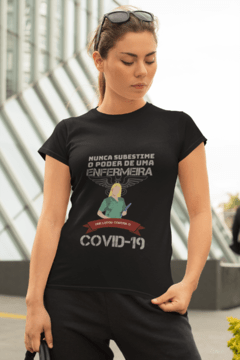 Camiseta Nunca subestime o poder de uma Enfermeira que luta contra a Covid-19 na internet