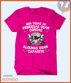 Camiseta Nem todas as princesas usam coroa, algumas usam capacete