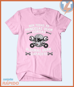 Camiseta Nem todas as princesas usam coroa, algumas usam capacete na internet