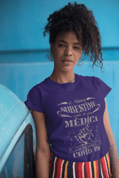 Camiseta Nunca subestime o poder de uma Médica que luta contra a Covid-19 - comprar online