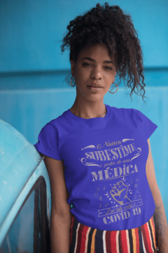 Camiseta Nunca subestime o poder de uma Médica que luta contra a Covid-19 na internet