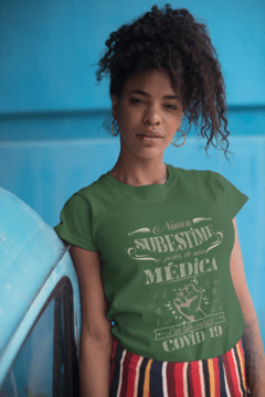 Imagem do Camiseta Nunca subestime o poder de uma Médica que luta contra a Covid-19