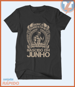 Camiseta Nunca subestime o poder de um homem nascido em junho na internet