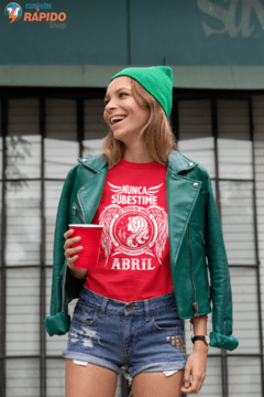 Camiseta Nunca subestime o poder de uma mulher nascida em abril