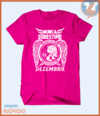 Camiseta Nunca subestime o poder de uma mulher nascida em dezembro - comprar online