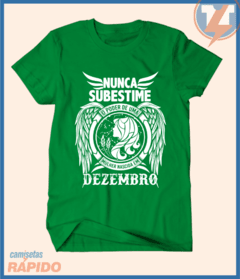 Camiseta Nunca subestime o poder de uma mulher nascida em dezembro - Camisetas Rápido Shop