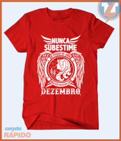 Camiseta Nunca subestime o poder de uma mulher nascida em dezembro - loja online