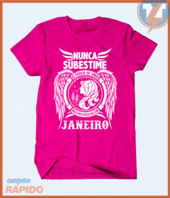 Camiseta Nunca subestime o poder de uma mulher nascida em janeiro na internet