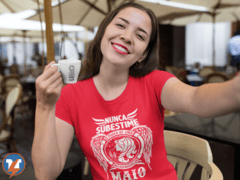 Camiseta Nunca subestime o poder de uma mulher nascida em maio